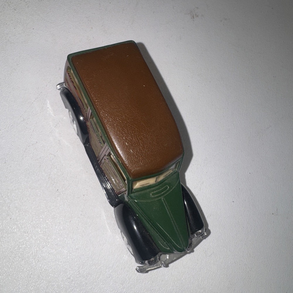Superior 1940 Ford Woody Wagon - diecast car with pull-back motor - 1:43-scale - Picture 10 of 10